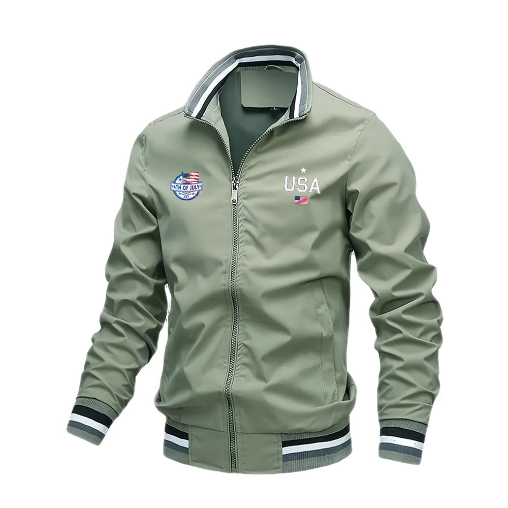 Chaqueta tipo bomber USA para hombre color verde oliva, abrigo casual con gráfico de letras tipo varsity, ribetes a rayas blanco y negro, parche de la bandera de EE. UU. en el lado izquierdo del pecho y bordado de EE. UU. sobre una pequeña bandera estadounidense.