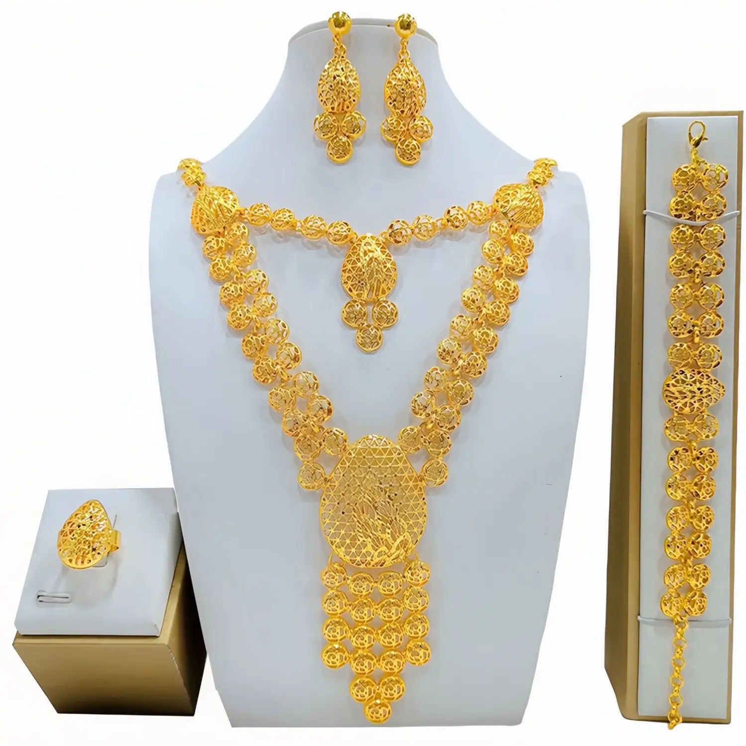 Juego de joyería de pedida nupcial con filigrana dorada, que incluye un collar dorado ornamentado, pendientes a juego, pulsera y anillo, con patrones tipo encaje intrincados.