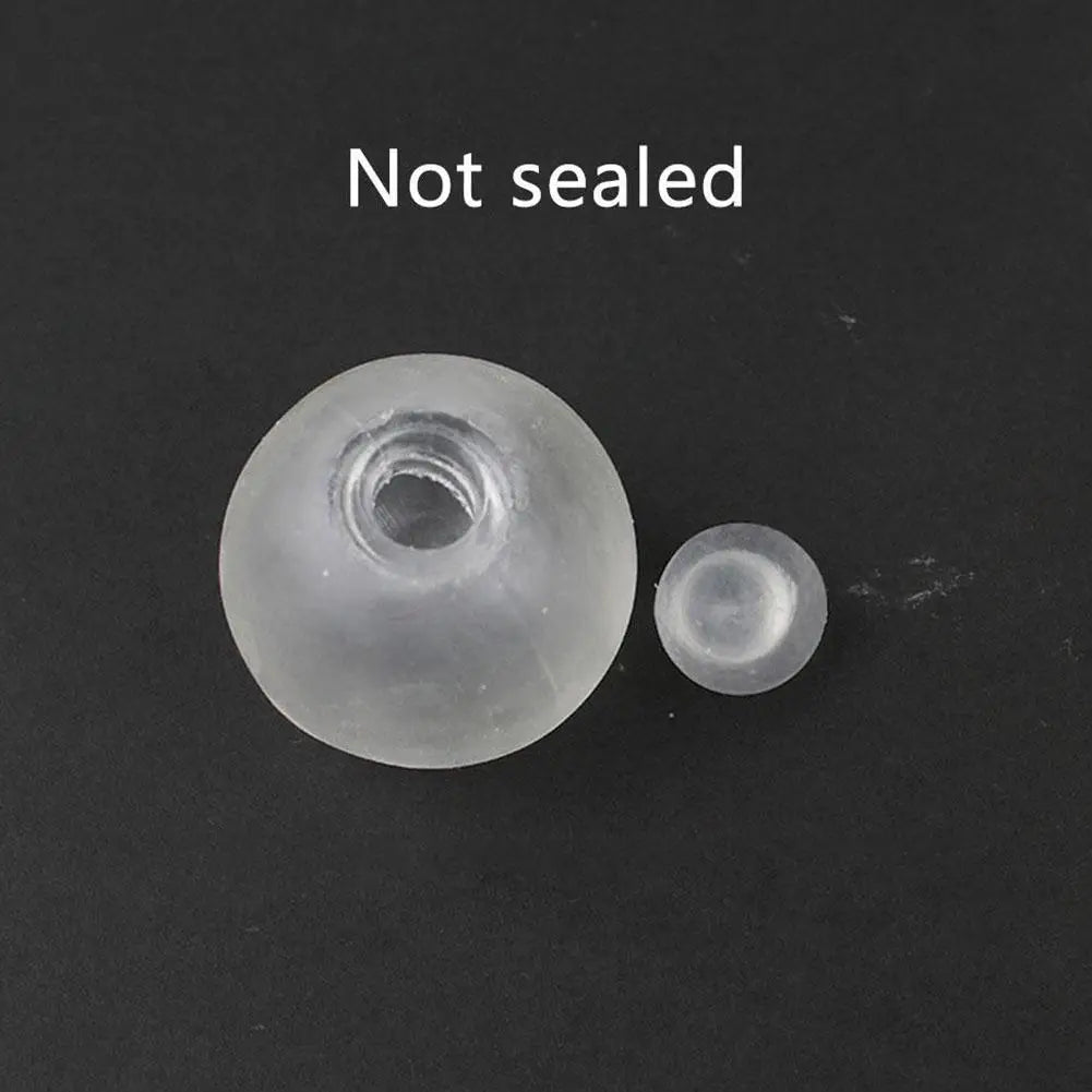 Embouts d’écouteurs en silicone translucide, transparents, en deux tailles, présentés comme composants pour un jouet antistress sensoriel fait main en forme de balle molle.