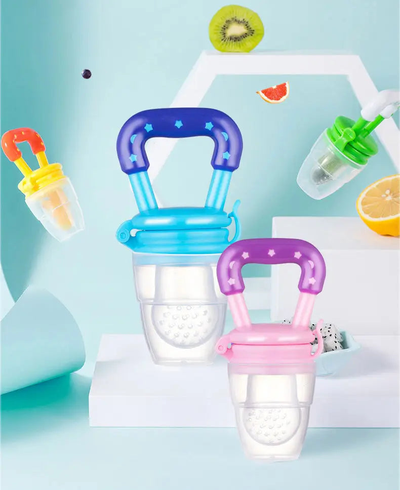 Buntes Silikon-Babysortiment für Obstmahlzeiten und Beißlöffel mit sternförmig gemusterten Griffen und einem transparenten, strukturierten Innenbereich.