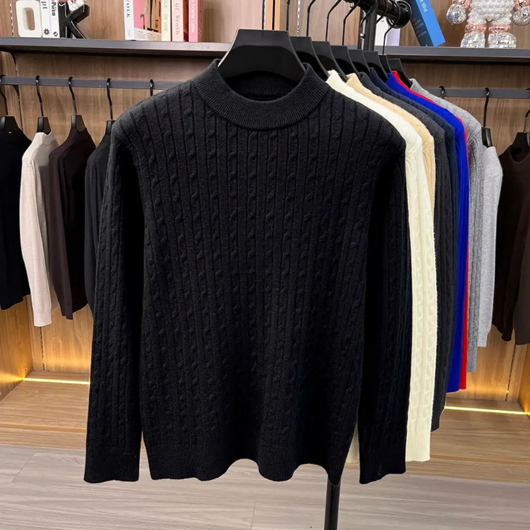 Herren-Zopfstrick-Pullover mit Rundhalsausschnitt in Schwarz mit geripptem Rundhalsausschnitt und langen Ärmeln, dargestellt auf einem Kleiderbügel.