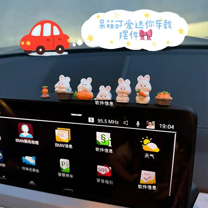 Une rangée d’adorables ornements de tableau de bord de voiture en forme de lapin blanc en résine, chacun tenant une carotte ou assis dans un panier tressé.