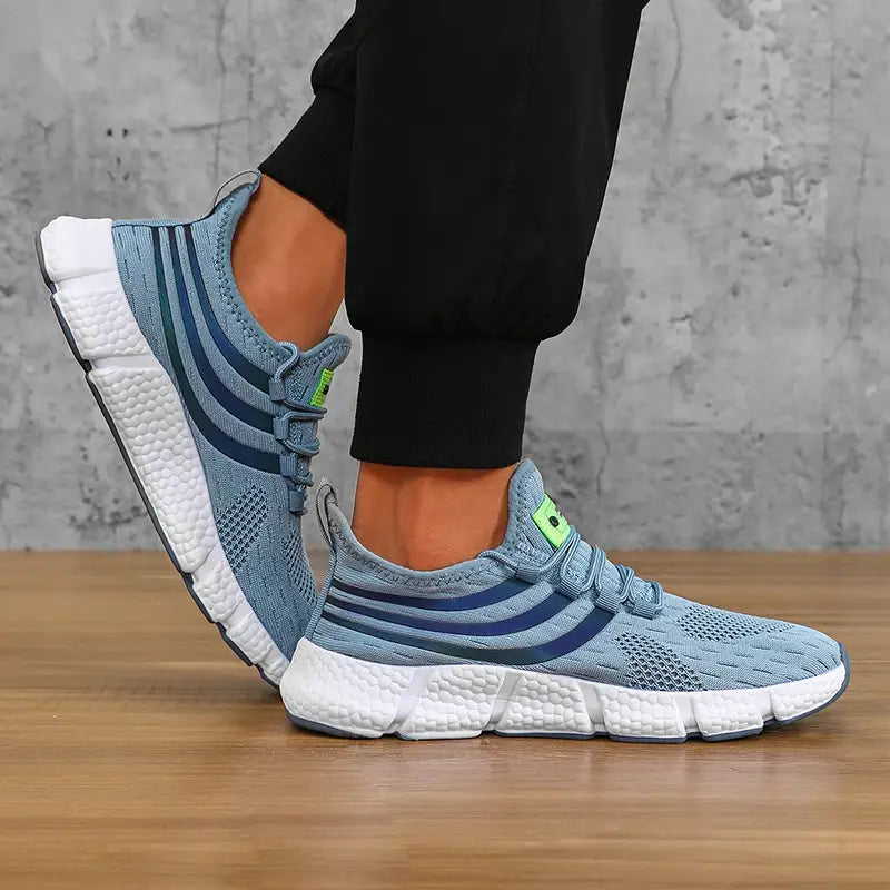 Baskets de sport décontractées en maille respirante pour hommes Zuuban bleu clair, avec des bandes bleu foncé et une semelle texturée blanche.
