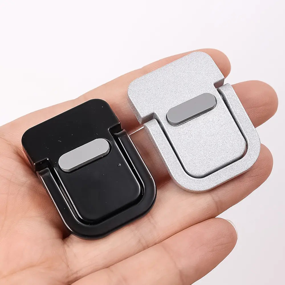 Telefonhalterungen in Silber und Schwarz mit einem eleganten minimalistischen Design, dargestellt auf der Rückseite eines tragbaren Mini-Laptopständers aus Aluminium für einen Schreibtischaufsatz