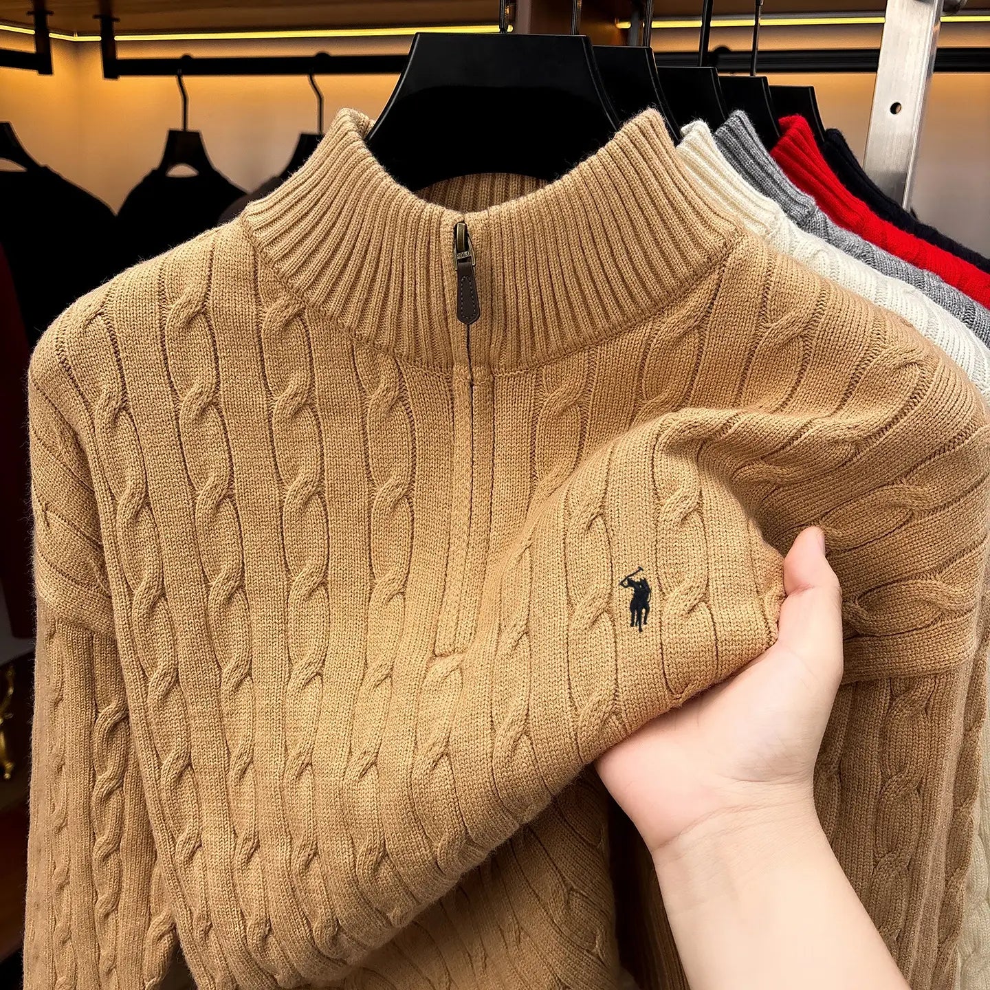 Herren-Designer-Sweater aus sandfarbenem Zopfmusterstrick mit halbem Reißverschluss, mit kleinem besticktem Polo-Ralph-Lauren-Logo auf der Brust.