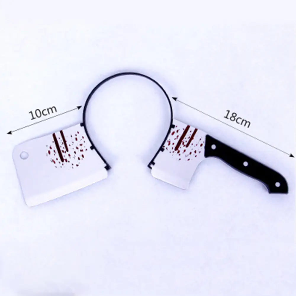 Des serre-têtes d’armes d’Halloween ensanglantés en plastique blanc, conçus pour ressembler à un couteau de boucher et à une hachette de cuisine, avec des poignées noires et des détails de projections rouges, pour des accessoires de fête effrayants