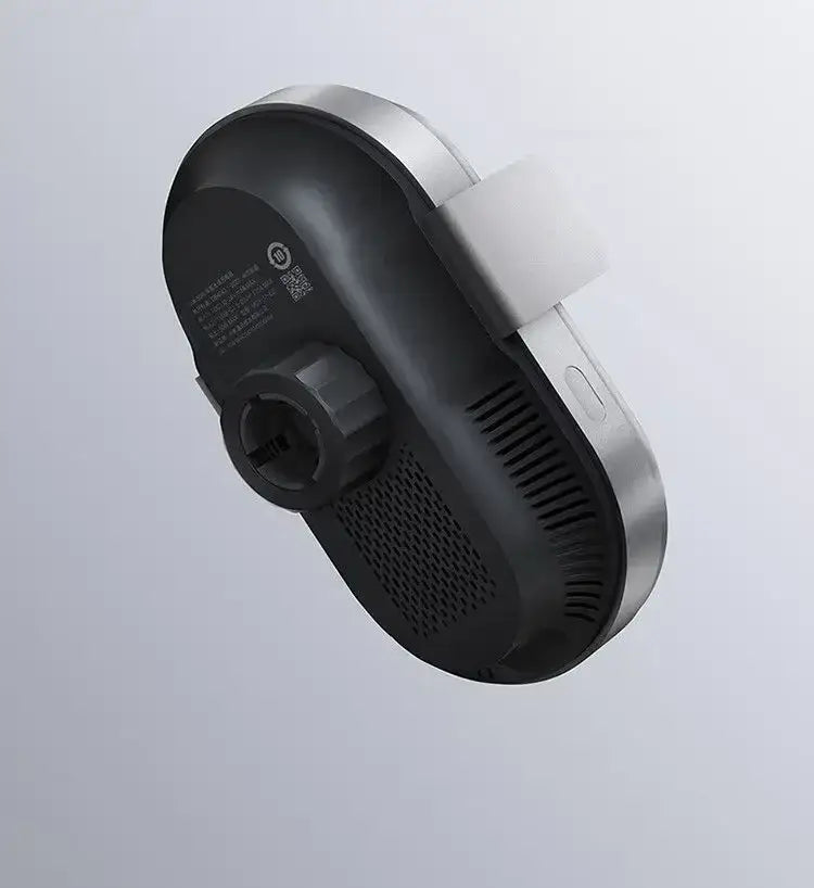 El cargador inalámbrico para coche Xiaomi de 50 W en negro y plata presenta un acabado mate, con un puerto de lente circular y ranuras de ventilación en su lateral.