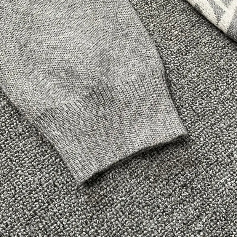 puño de suéter de punto acanalado gris con detalle de gráfico bordado, elaborado con material suave