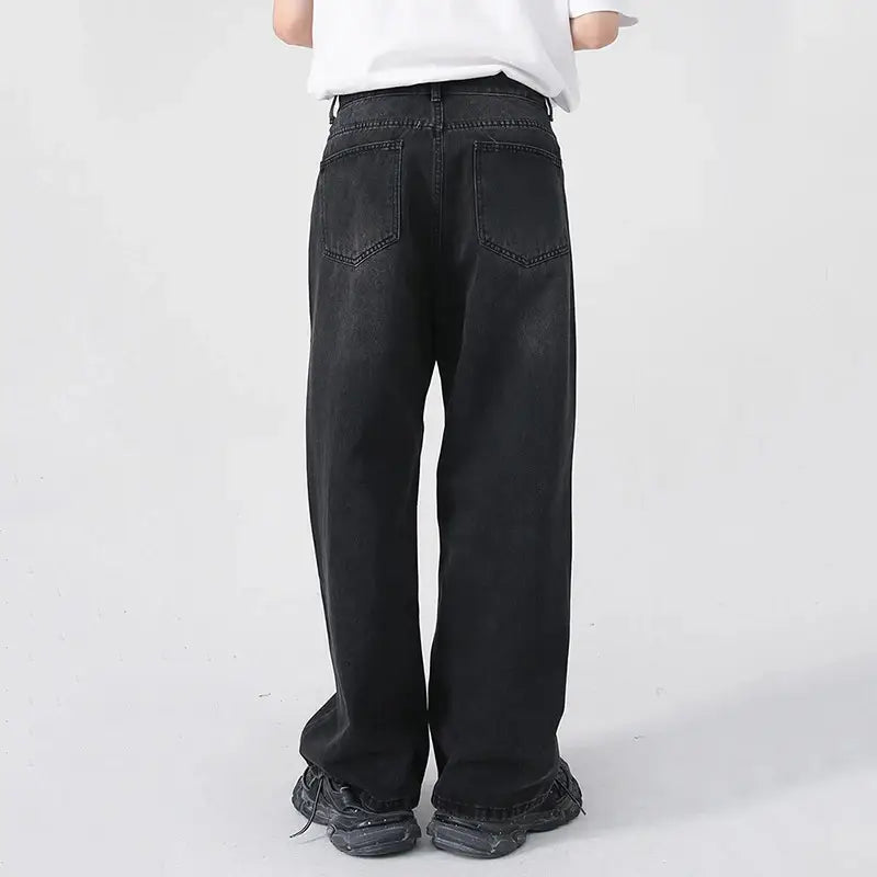 Herren schwarze Wide-Leg-Denim-Jeans, von hinten dargestellt, mit entspannter Passform und klassischen Gesäßtaschen.