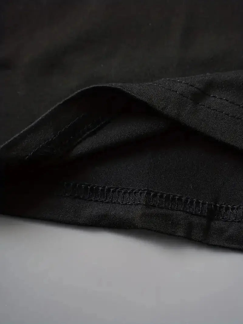 schwarzer Baumwollstoff mit sauber verarbeitetem Saum an einem Kurzarm-T-Shirt mit Erdbeerprint im Freizeitstil