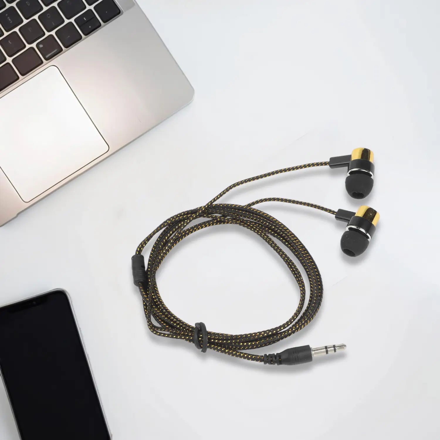 Schwarze und gelbe Bass-Stereo-Kopfhörer für den In-Ear-Bereich mit geflochtenem Kabel und Lautstärkeregelung mit 3,5-mm-Stereo-Kopfhöreranschluss.