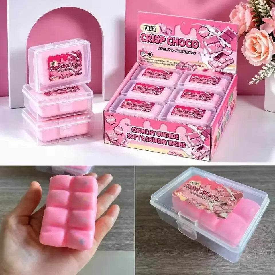 barre de faux chocolat rose antistress fabriquée en matériau plastique sans BPA, avec une enveloppe extérieure segmentée et croustillante et un intérieur doux et souple
