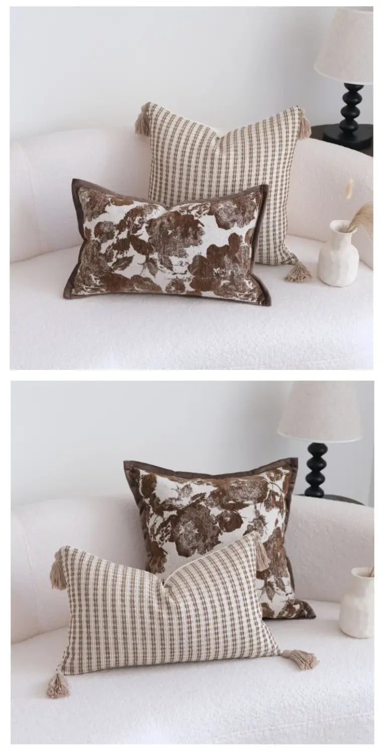 Kissenbezug aus braunem Maillard, geometrischer Jacquard mit floralen und karierte Mustern sowie Fransenbesatz zur dekorativen Verwendung.
