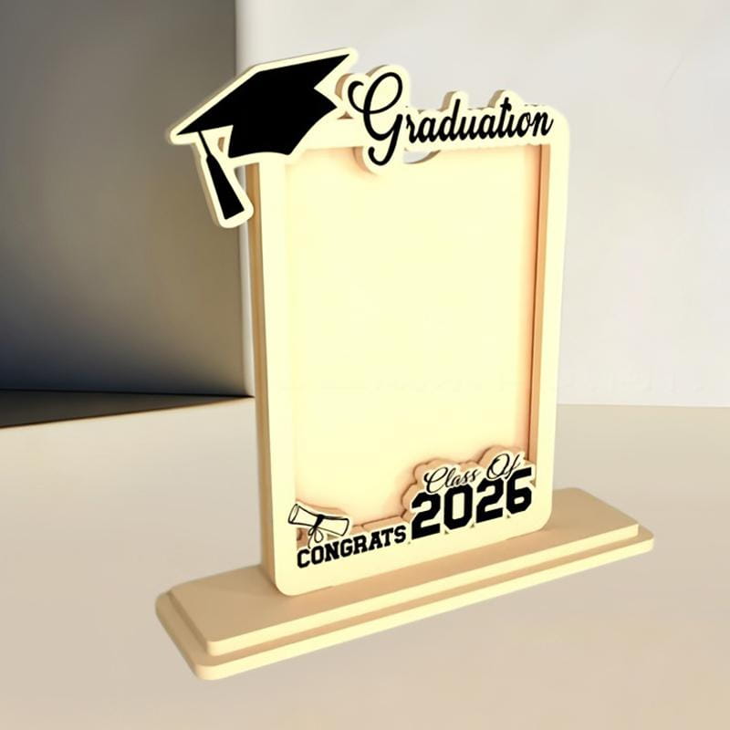 Portarretratos de graduación de madera color beige con acentos negros recortados de un diploma con birrete y el texto «graduación» en la parte superior, y «felicitaciones, clase de 2026» en la parte inferior, en un conjunto de portarretratos de graduación de madera de la clase de 2026.