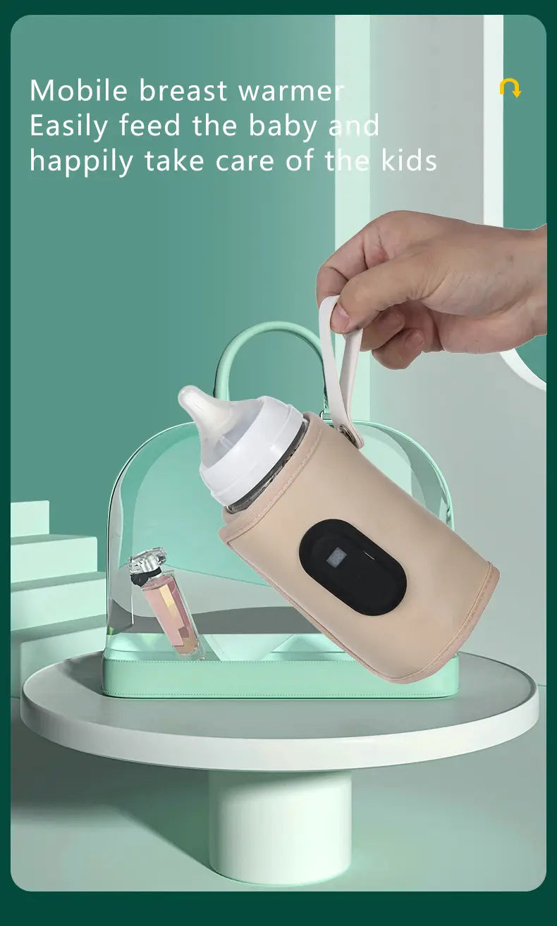 Beige stoffummantelter tragbarer USB-Babyflaschenwärmer mit schwarzem digitalem Anzeigefeld, ausgelegt zum sanften Erwärmen von Babyflaschen.