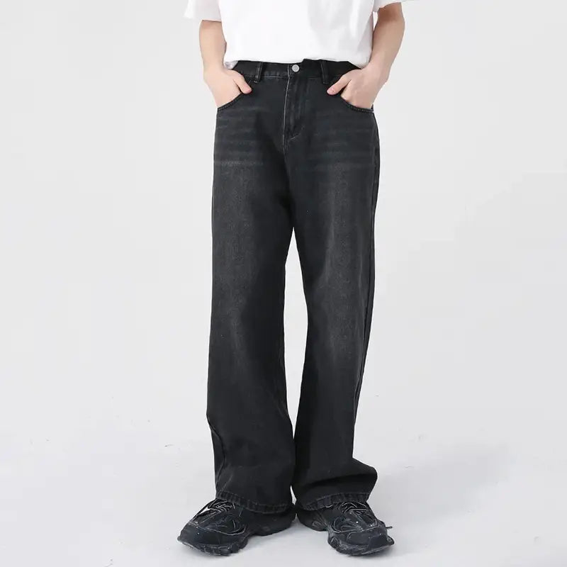 Herren schwarze Wide-Leg-Denim-Jeans mit entspannter Passform und dezenten Ausbleich-Details auf schwarzem Denim-Gewebe.