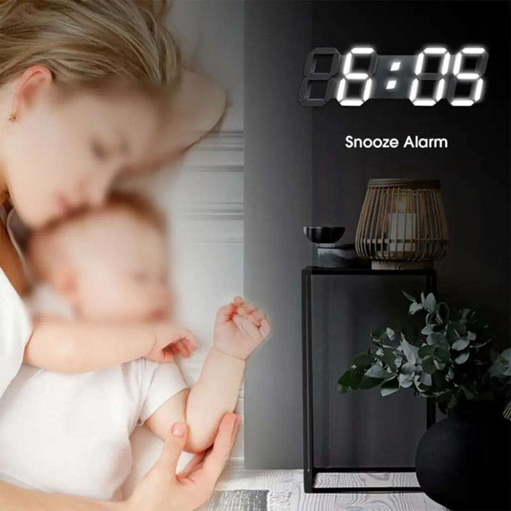 Horloge murale numérique LED 3d moderne noire avec chiffres LED blancs affichant 6 h 05 et une fonction de répétition/snooze, conçue comme une horloge murale avec affichage 24 heures.