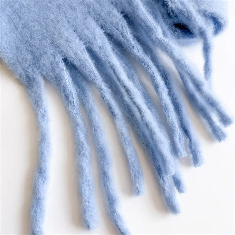 Weicher hellblauer Wollschal mit langem, flauschigem Fransensaum für Damen für die Wintersaison