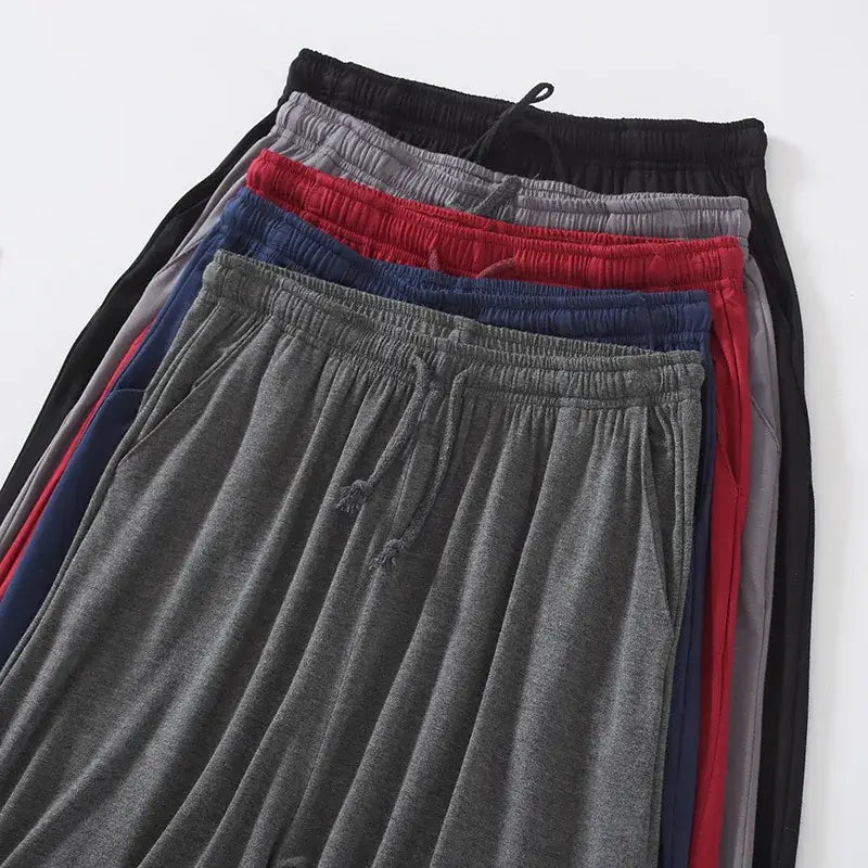 Gestapelte Herren-Modal-Cotton-Loungewear-Shorts in Grau, Rot, Navyblau und Schwarz mit elastischen Bundabschlüssen und Kordelzügen.