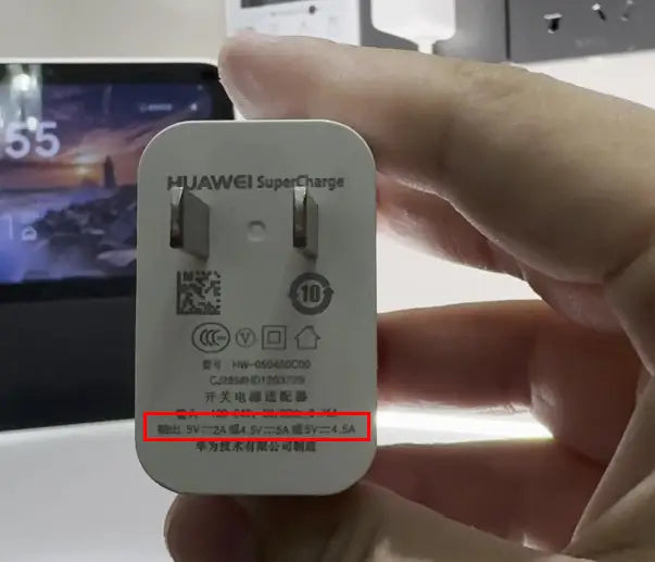 weißer Huawei SuperCharge, tragbarer USB-Babyflaschenwärmer-Ladegerät mit zwei Prongs und technischen Spezifikationen auf der Rückseite des Geräts