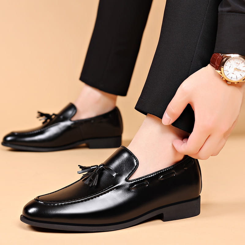 mocassins en cuir noir à pampilles, finition polie et design classique, pour homme, chaussures professionnelles à enfiler.