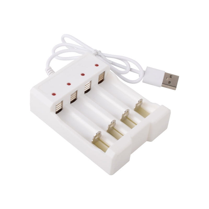 USB-AA-AAA-Batterieladegerät und -Organizer aus weißem Kunststoff mit vier Steckplätzen und roten Anzeigelämpchen für ein effizientes Laden der Batterien.
