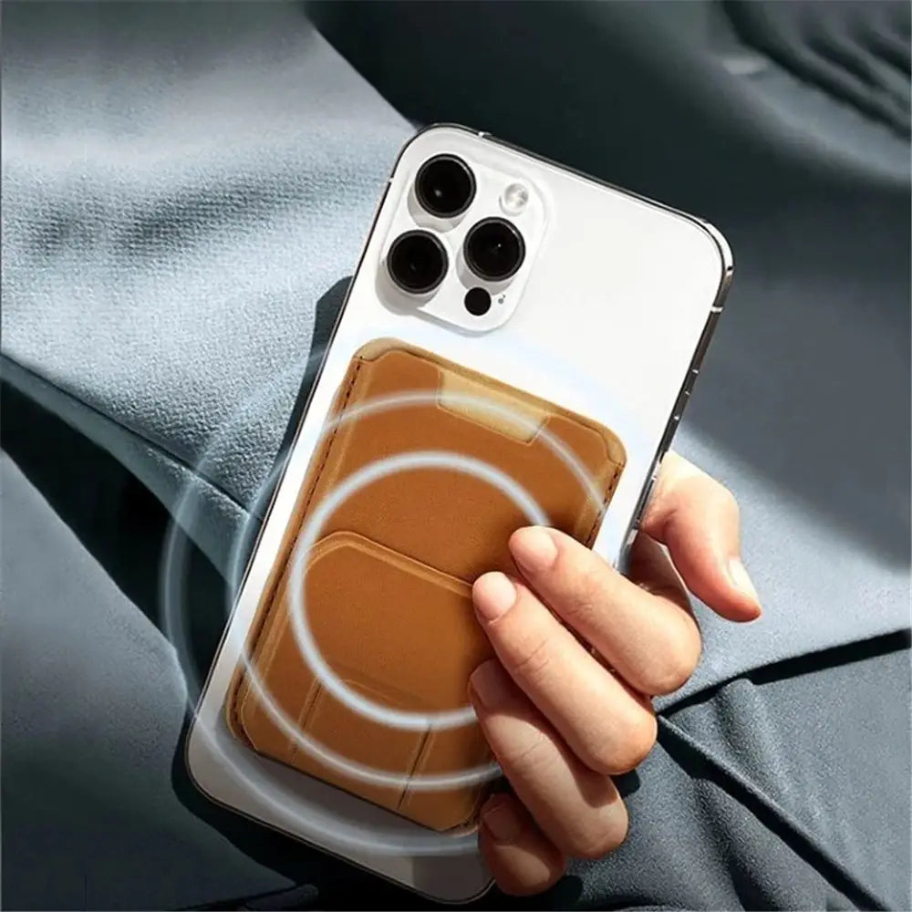 Un élégant support de carte de téléphone en cuir beige avec un design magnétique fixé à l’arrière d’un iPhone blanc visible depuis l’angle arrière.