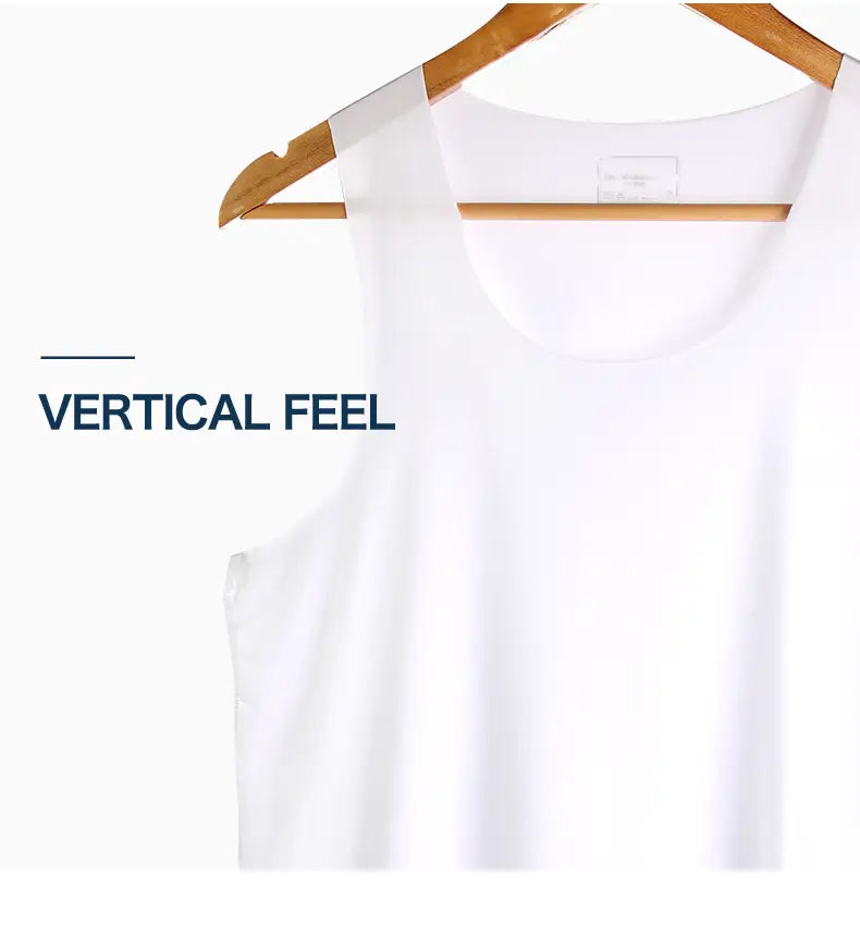Débardeur sans manches blanc fabriqué dans un tissu en soie de glace, sans coutures, conçu pour la forme physique des hommes, avec un design minimaliste simple.