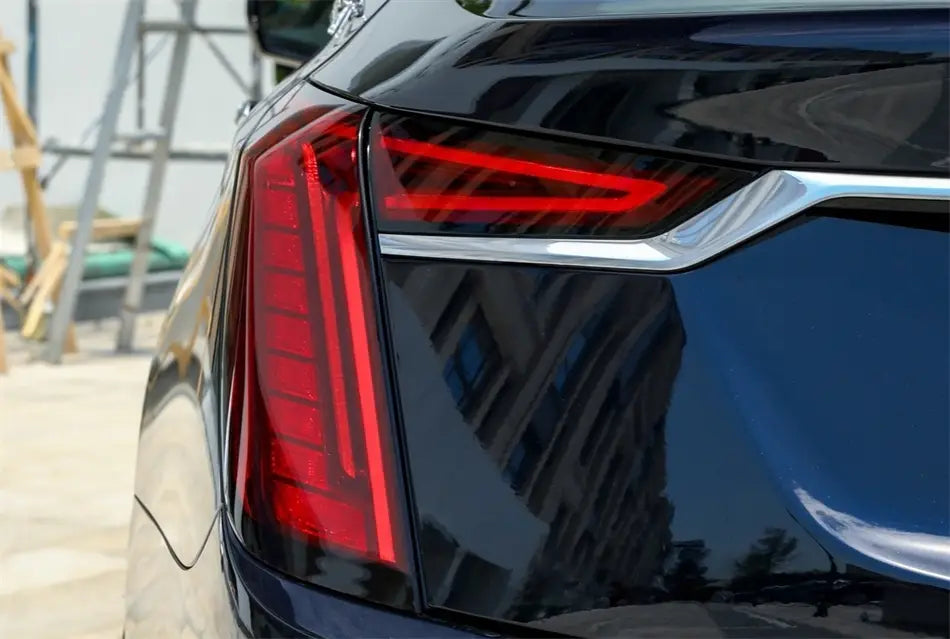 洗練されたブラックのキャデラック CT6 リアテールライトカバーの背面は、2019〜2022年モデルに対応する現代的で縦方向に配置された赤色LEDデザインを、クロムのアクセントとともに備えています。