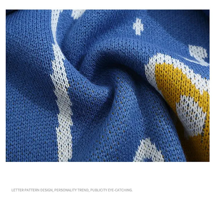 Pull ample en maille bleue à motif de chat de dessin animé Harajuku, avec des motifs de lettres blancs et jaune moutarde.