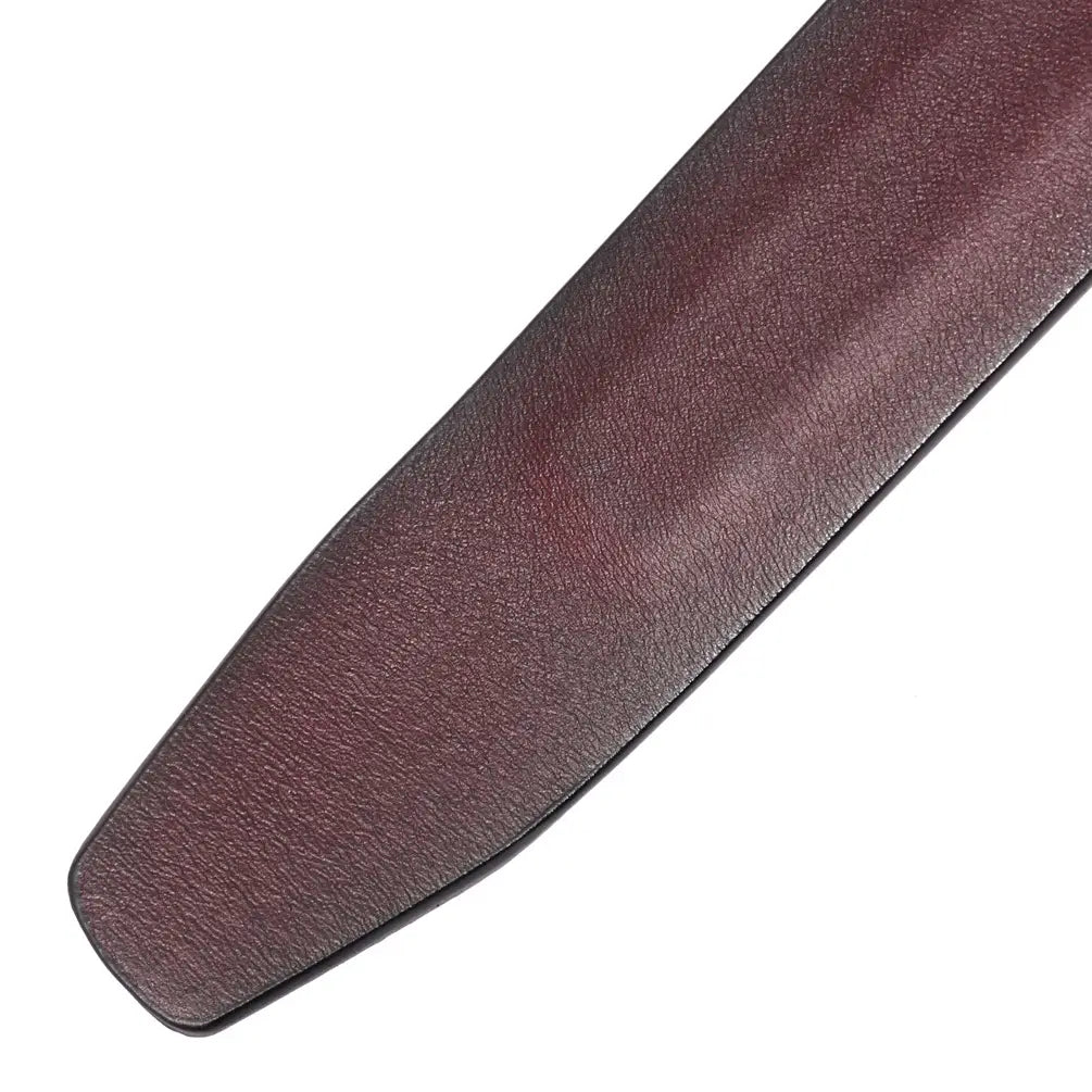 Une sangle de ceinture en cuir à cliquet pour homme en bordeaux riche, sans trous, 35 cm, avec une surface texturée lisse et des bords arrondis.