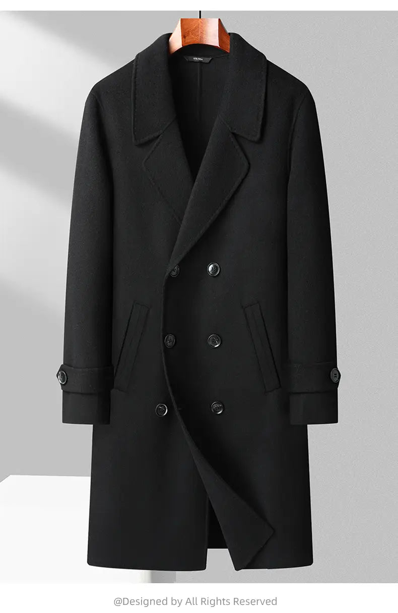 Schwarzer Herren-Langwollmantel als Doppelreiher-Winterjacke mit Reversschlägen und passenden Knöpfen.