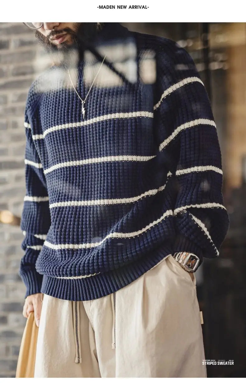 Navyblauer und weißer horizontal gestreifter Strickpullover für Herren mit geripptem Rundhalsausschnitt und Bündchen, ausgelegt für warme Strickkleidung im Winter.