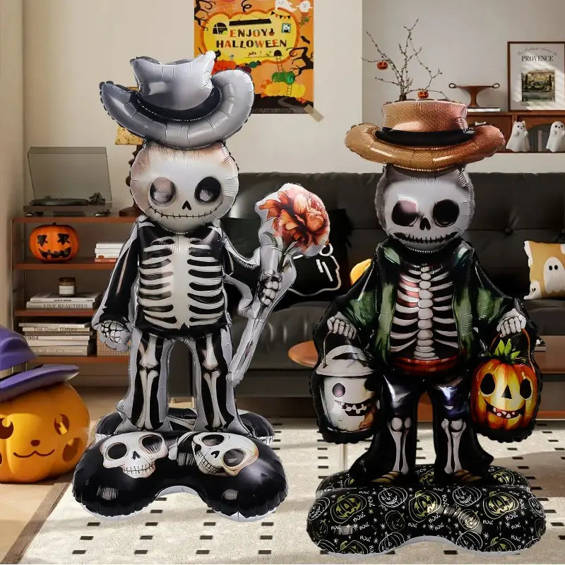 二体の巨大なハロウィーンのスタンディング・ホイル風船の骸骨フィギュア。片方はシルバーのカウボーイハットをかぶり、バラを手に持ち、もう片方は茶色のトップハットをかぶって、パーティー装飾用のパンプキン・バケツを携えています。