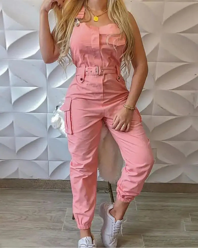 Combinaison cargo rose avec ceinture réglable et plusieurs poches, conçue comme une combinaison ample et décontractée ceinturée.