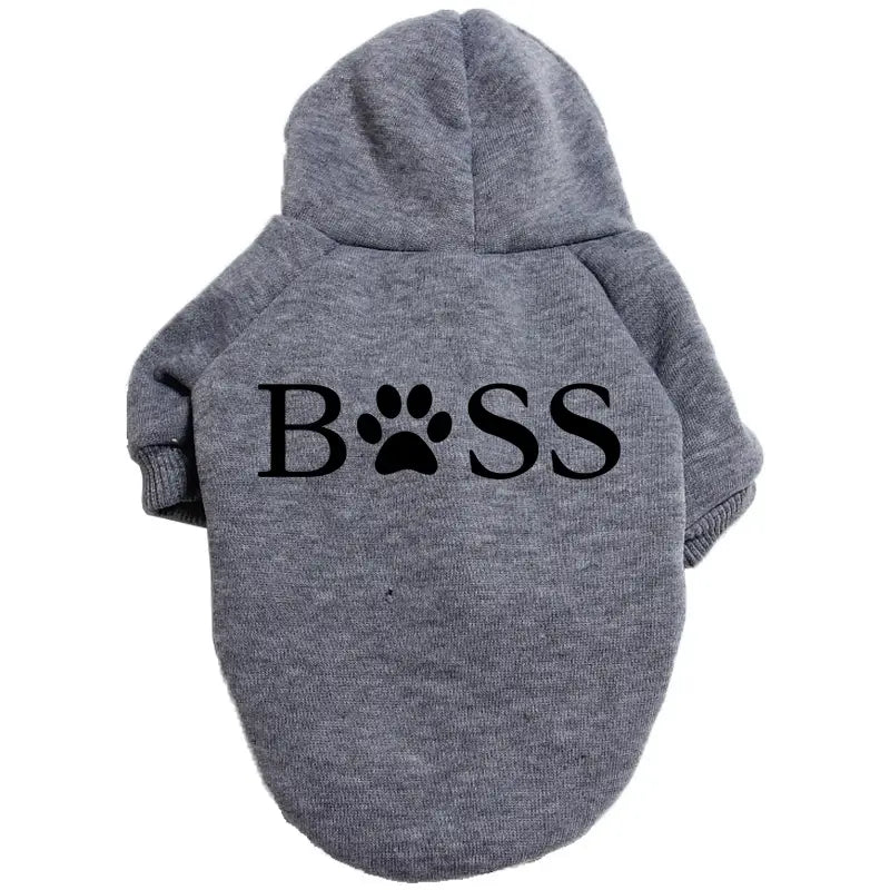 Grauer Kapuzen-Fleece-Pet-Sweater mit Boss-Aufdruck in schwarzen Buchstaben, mit einem Pfotenprint, der das o ersetzt, entworfen als warmer Mantel für Hunde.