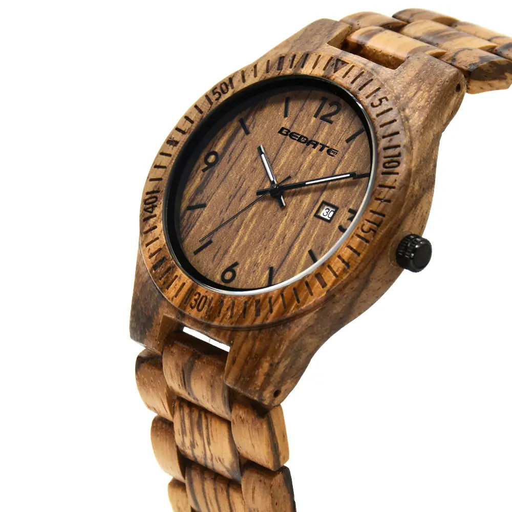 Eine hölzerne Armbanduhr aus natürlicher Holzmaserung für Herren, Quarz, mit leuchtender Datumsanzeige, mit einem braun- und beigen gemusterten Gehäuse, schwarzen Stundenmarkern, silbernen Zeigern und einem integrierten Holzarmband.