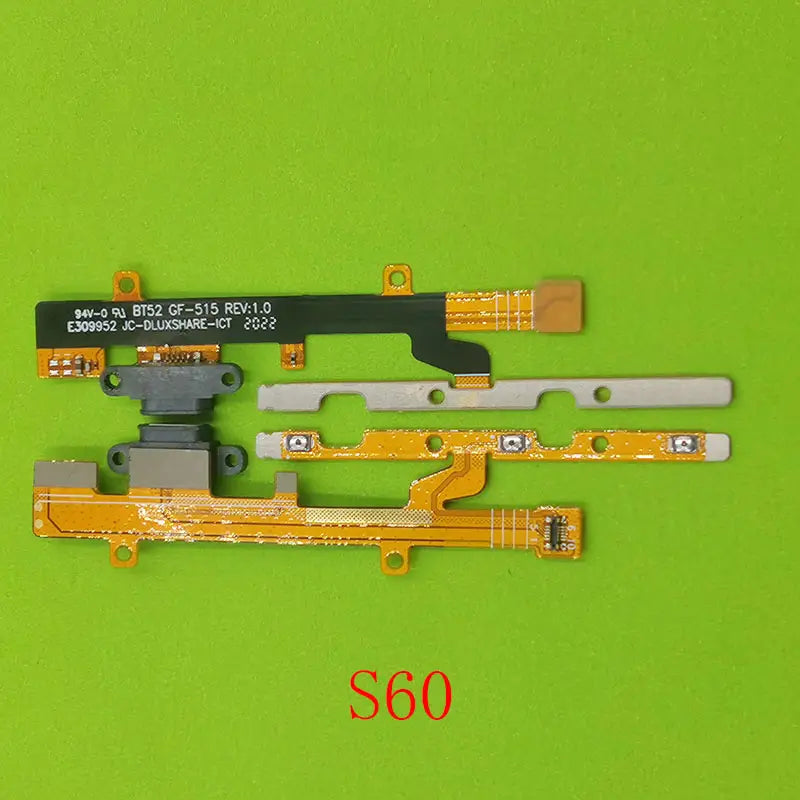緑色の背景上に「S60」と表示された USB 充電ポート用コネクタ付き、黄色および黒色のフレキシブル回路基板アセンブリ。カタピラー CAT S41 および CAT S41 S42 対応機器の USB 充電用途向け。