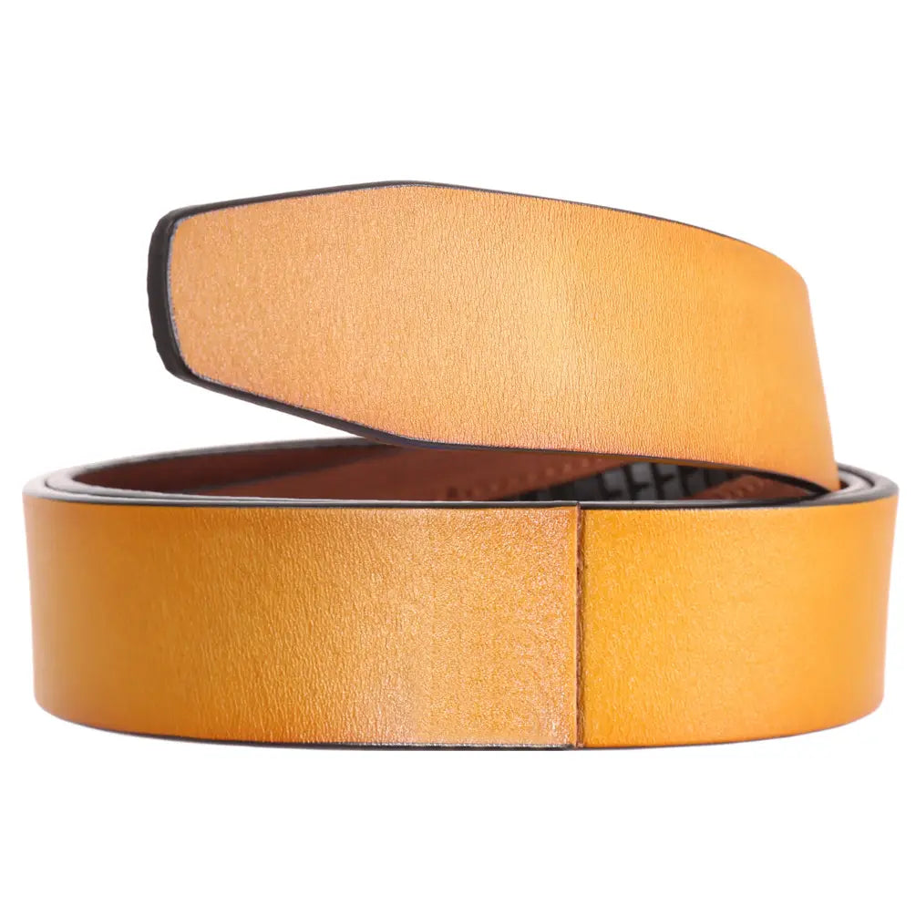 Une ceinture à cliquet en cuir beige pour homme, avec une surface légèrement texturée et des coutures noires le long des bords, ainsi qu’une sangle sans trous de 35 cm de large.
