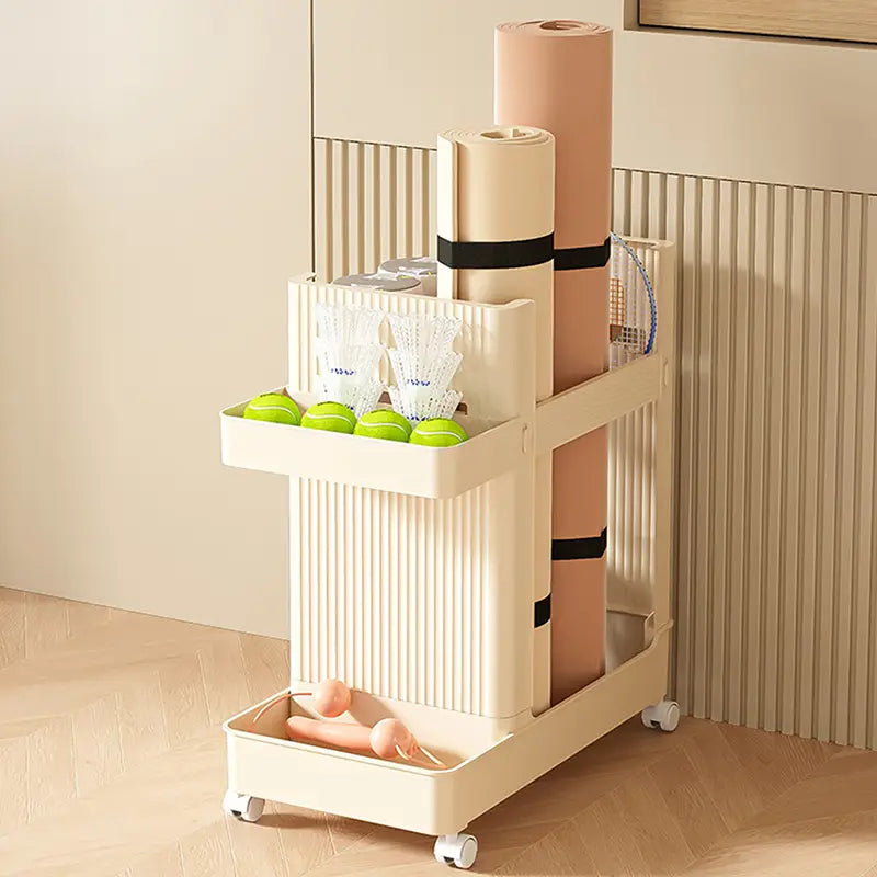 chariot de rangement pour équipements de gymnase en plastique de couleur crème, à côtés verticaux nervurés, comprenant trois niveaux pour ranger des tapis de yoga, des volants de badminton, des balles de tennis et des bandes de résistance, avec roues pivotantes blanches pour une meilleure mobilité
