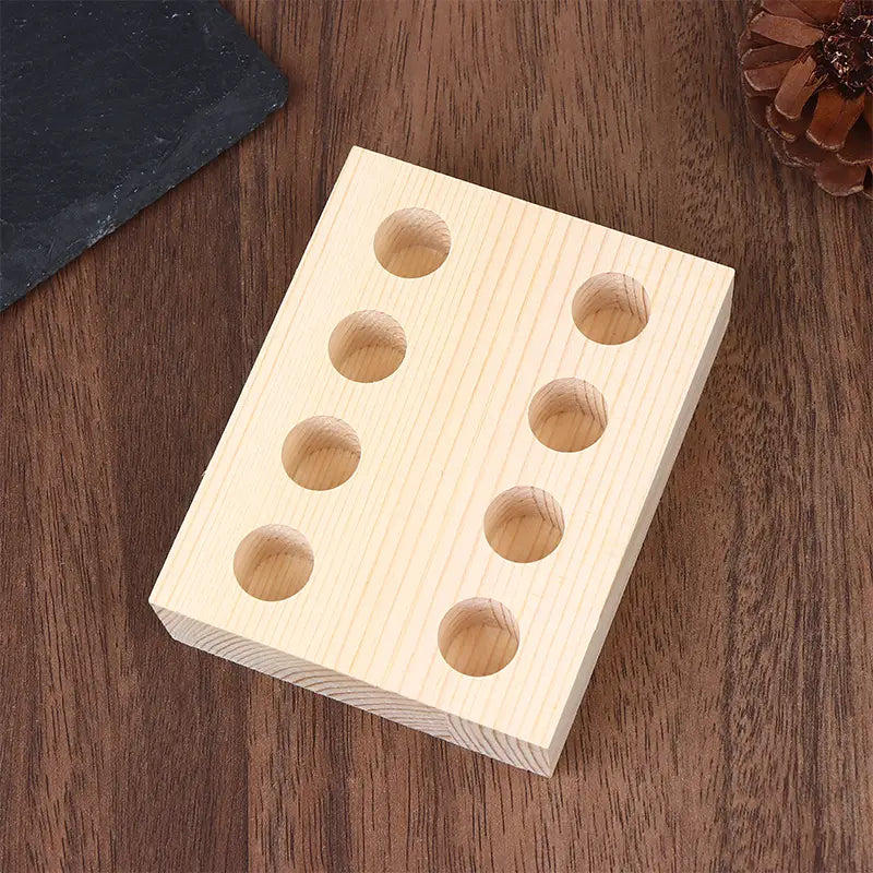 Organizador de herramientas para tablero perforado de soporte de pinzas de madera de color claro, con ocho orificios circulares distribuidos uniformemente para el almacenamiento de herramientas.