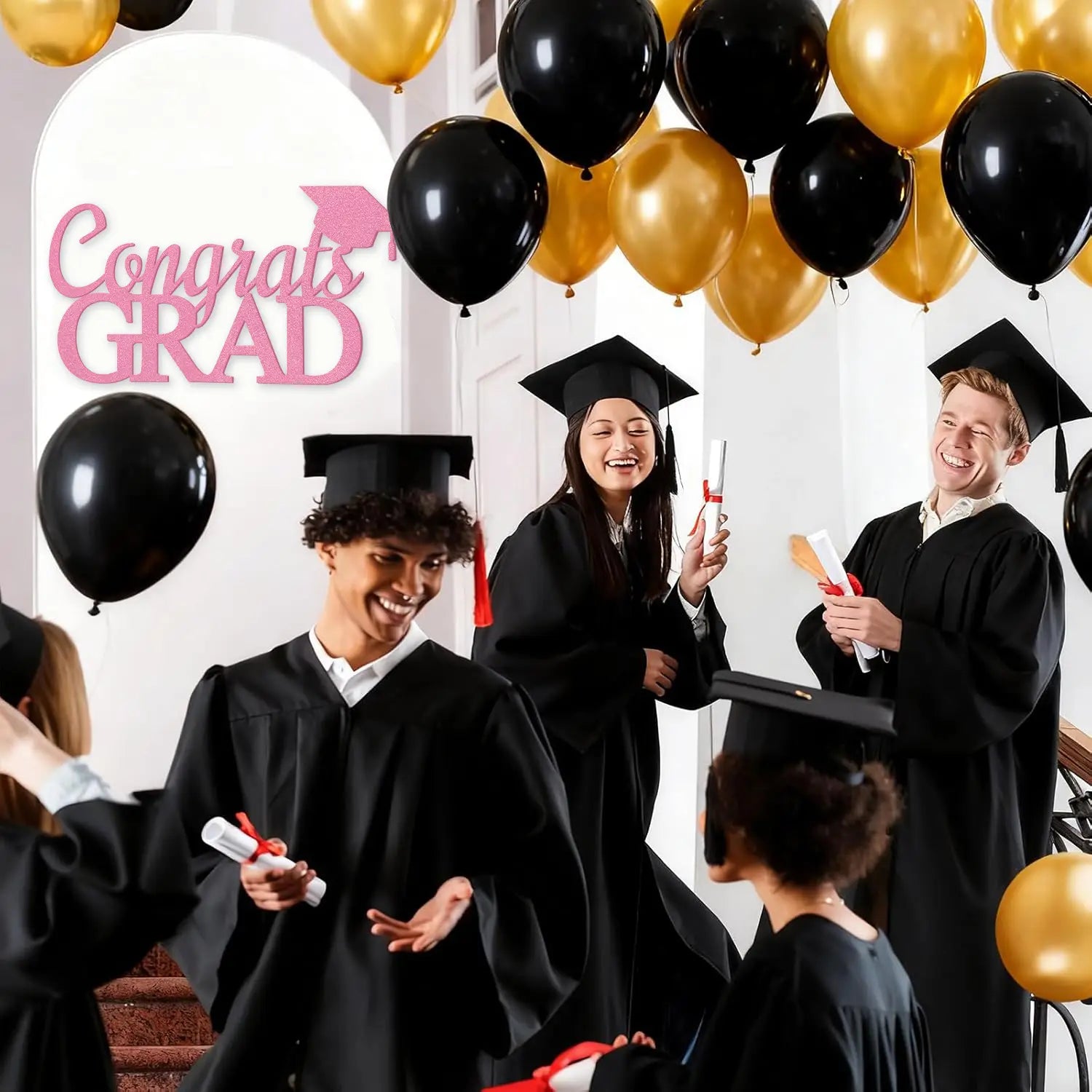 Chapeaux de diplômé en feutrine noire avec des glands rouges, présentés sur des autocollants muraux en feutrine pour la remise des diplômes de la promotion 2026, pour une décoration festive.