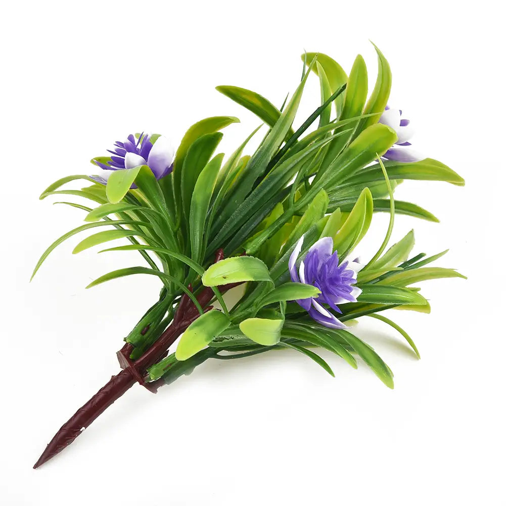 une plante de jardin artificielle avec des feuilles vertes éclatantes et des fleurs violettes délicates, en plastique, conçue comme des fleurs artificielles en pot pour la décoration intérieure du domicile.