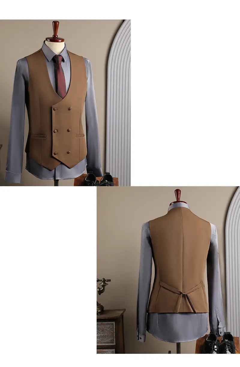 Gilet en laine camel à double boutonnage avec revers crantés et détail de cravate à l’arrière, provenant de l’ensemble costume d’affaires pour homme slim fit en trois pièces, idéal pour les occasions d’affaires en mode masculine et de soirées décontractées.