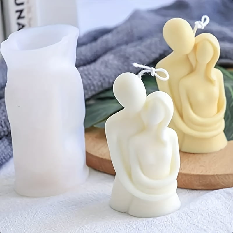 Moule à bougie en silicone 3D blanc représentant un couple qui s’embrasse, avec une surface lisse légèrement translucide et des bords arrondis.