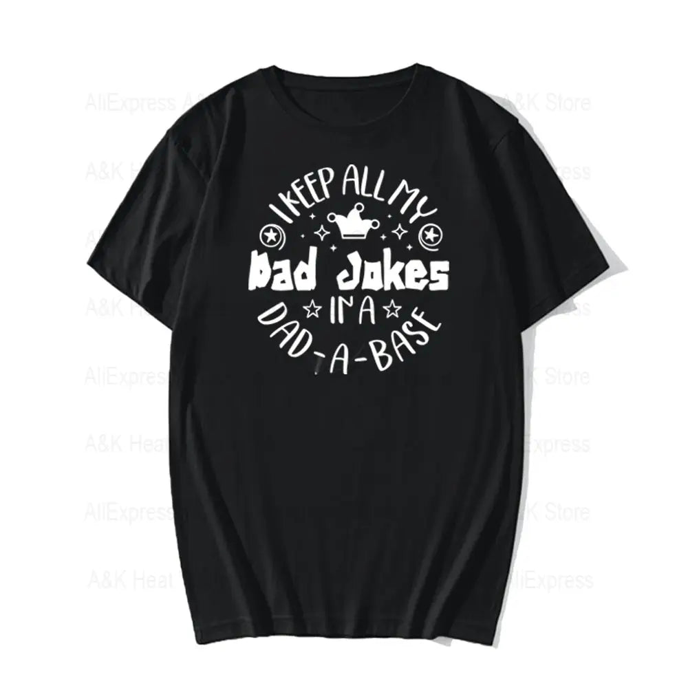 白色のダッドジョークのヒートトランスファーアイロン貼りパッチ付き、黒色の半袖Tシャツ。『i keep all my bad jokes in a dad-a-base』というフレーズを、星と道化師の帽子に囲まれたデザインで表現しています。