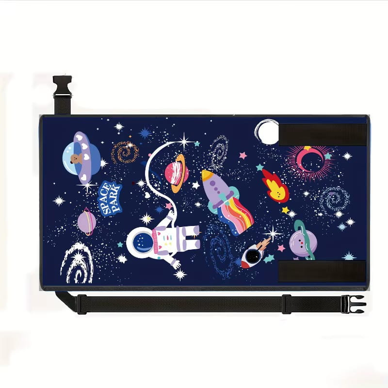 Kinder-Flugzeugsitzverlängerung, Reise-Fußstütze mit navyblauer Laptoptasche im Weltraum-Thema, mit Cartoon-Astronauten, Raketen und Planeten sowie einem schwarzen verstellbaren Riemen