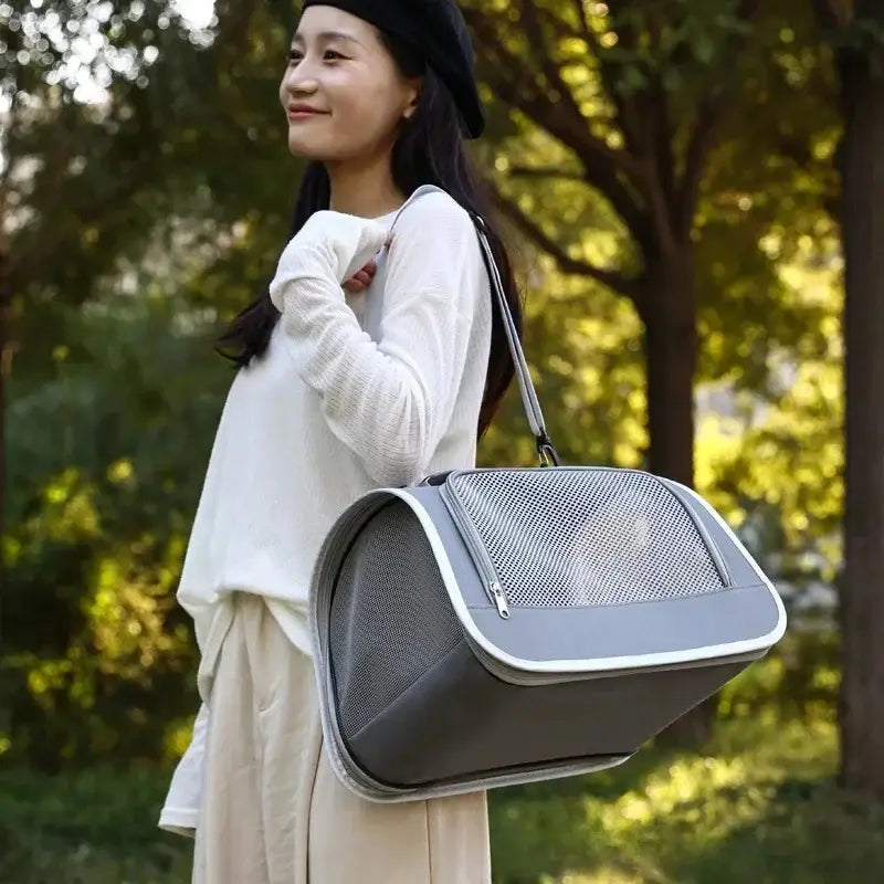 Sac bandoulière de transport pour animaux en maille respirante gris et blanc, au design moderne épuré et à la matière en maille durable pour un transport confortable de l’animal