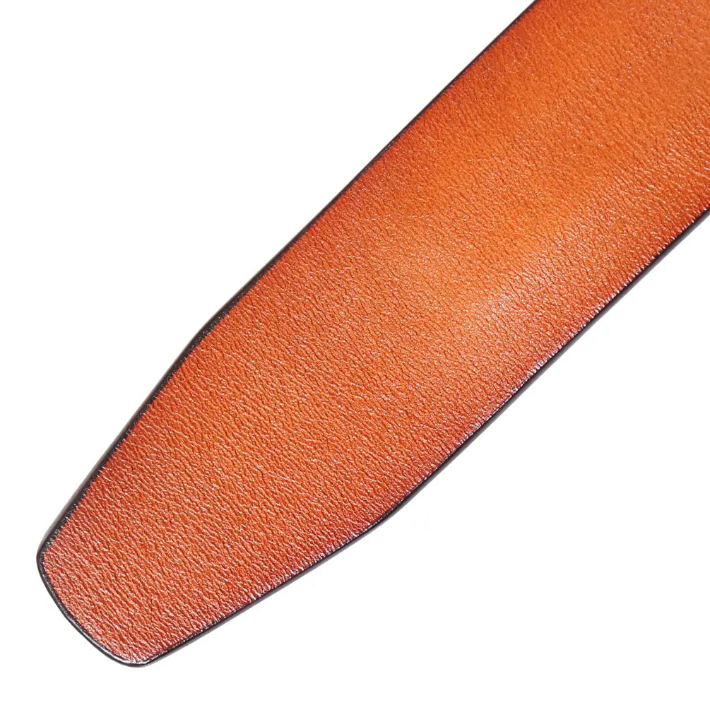 Une sangle de ceinture à cliquet sans trous en cuir beige pour homme, avec une texture finement grainée et des bords cousus avec soin, mesurant 3,5 cm.