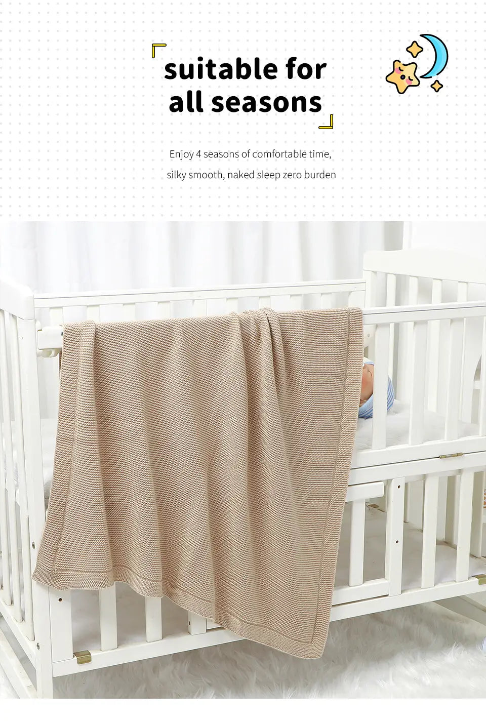 Beige strukturierte Strick-Babydecke aus Baumwolle, über ein weißes Gitterbett drapiert, entworfen als blassrosa gestrickte Baby-Baumwolldecke-Wickelunterlage.